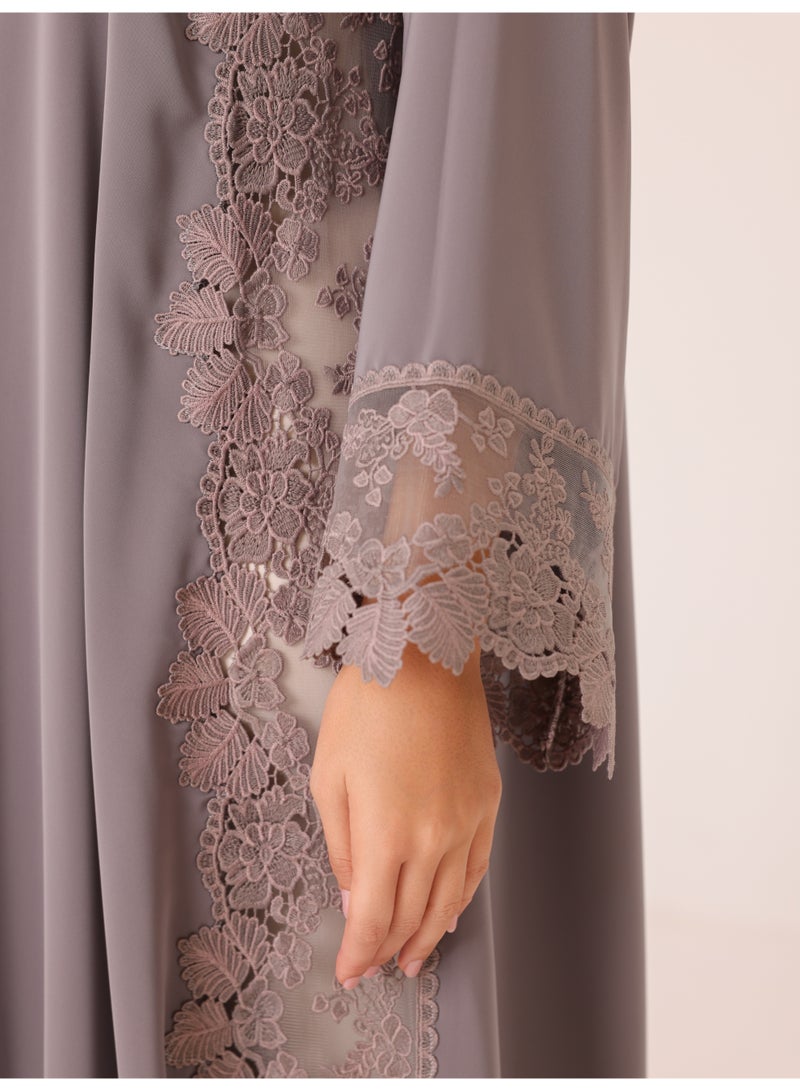 اكسا عباية مطرزة بالدانتيل بلاتينيوم رمادي - Image 4